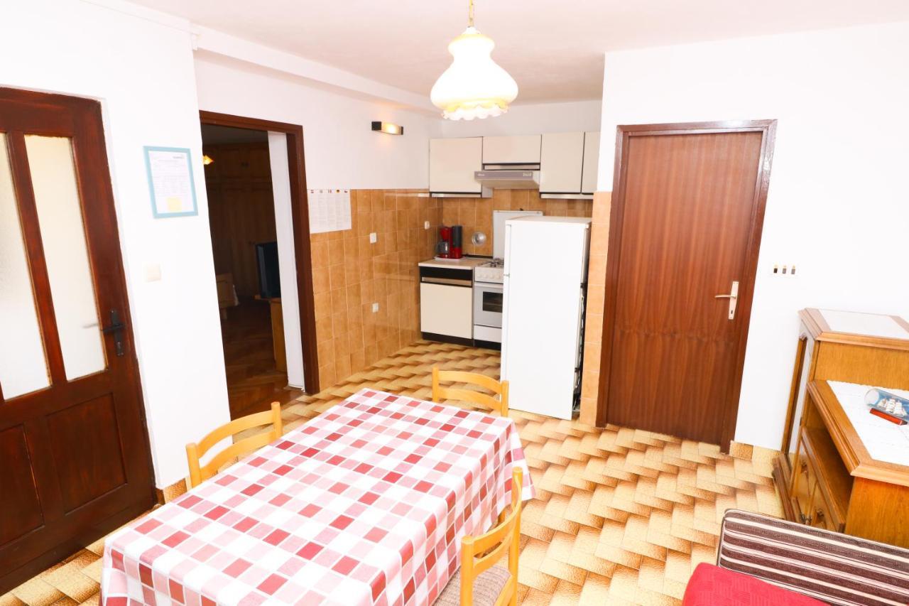Apartment Beti With Balcony